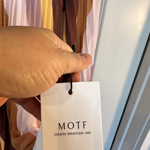 NWT MOTF PREMIUM PLEATED LIGHT FLOWY V-NECK Nude Tone Dress, size XL - Picture 8 of 12